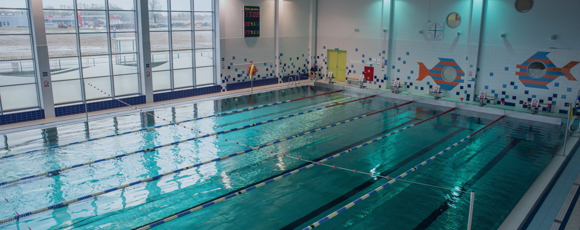 Pływalnia Centrum Sportowego Kosakowo — tory pływackie i słupek startowy